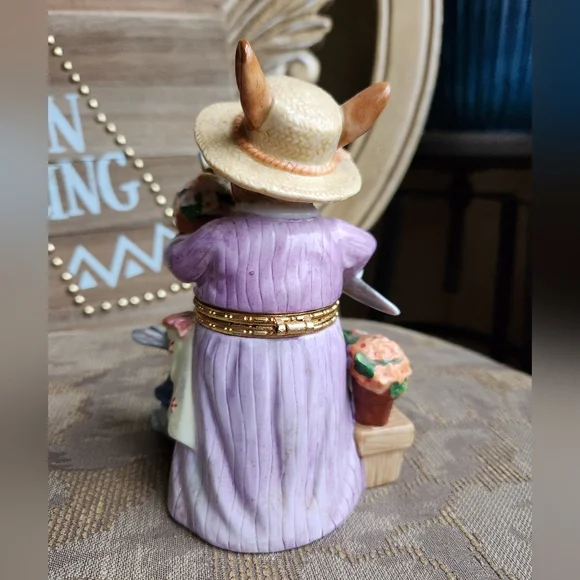 Vintage CWC Bunny Spring Hinged Trinket Box, Gardening Rabbit w Baby, Flowers - Picture 4 of 12